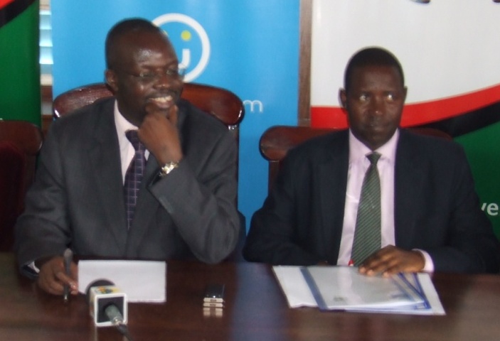 Ag. VC Prof. V. Baryamureeba(L) flanked by The University Secretary, Mr. K. Muhwezi