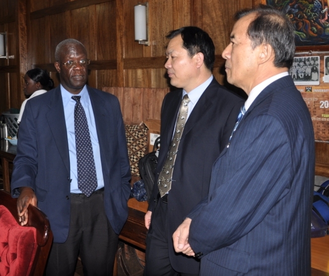 Prof. Sewankambo(L) chats with Prof. Wang (C) and Prof. Zhou (R)