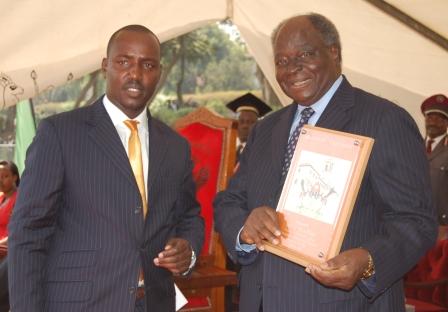 HE-Mwai-Kibaki-Makerere-Convocation-Award
