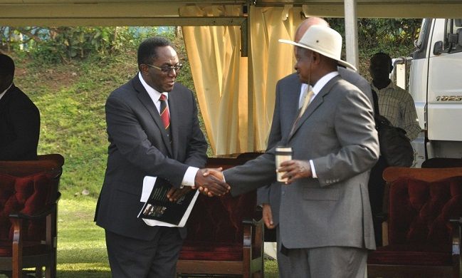 President Museveni (Right) shakes Vice Chancellor Prof. John Ddumba-Ssentamu's hand at the conclusion of his visit on 12th September 2014, Makerere University, Kampala Uganda