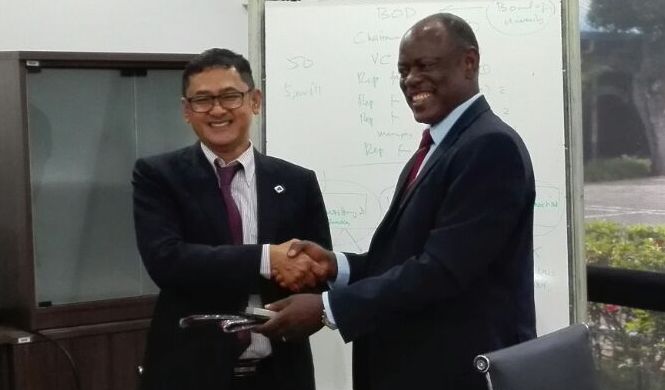 Prof. Barnabas Nawangwe exchanges gifts with Deputy Vice Chancellor (Research and Innovation), University of Putra Malaysia (UPM), Prof. Dato Dr. Mohd Azmi Mohd Lila during the delegation's visit to the Campus