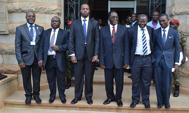 His Majesty King Oyo of Tooro (3rd L) poses in a group photo with L-R: Mr. Goddy Muhumuza-Mak Senior Legal Officer, Omuhikirwa of Tooro-Rt. Hon. Bernard Tungwako, Vice Chancellor-Prof. John Ddumba-Ssentamu, CAES Principal-Prof. Bernard Bashaasha and Tooro Cabinet Minister-Owek. James Kaija during the Omukama's Inaugural Visit, 20th November 2015, Makerere University, Kampala Uganda