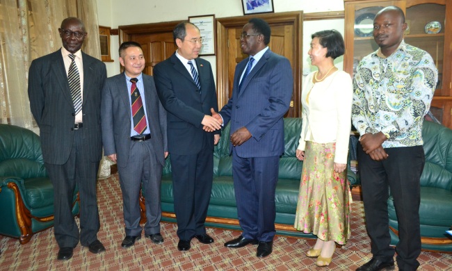 H.E. Amb. Zheng ZhuQiang (3rd L) shakes hands with the Vice Chancellor Prof. John Ddumba-Ssentamu (3rd R) shortly after the courtesy call on 19th January 2017, Makerere University, Kampala Uganda.