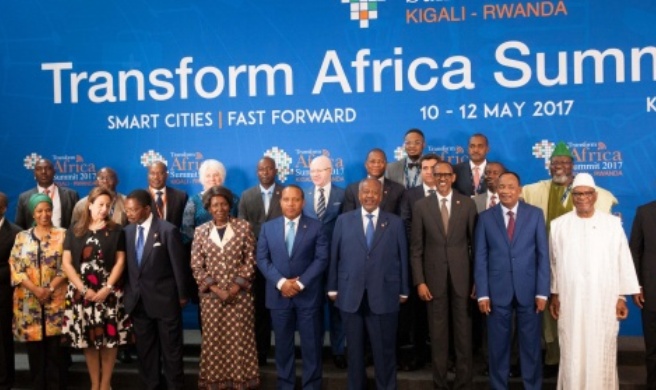President of Rwanda and Chairman of the Smart Africa Board- H.E. Paul Kagame with Leaders and Delegates at the Summit, 10th May 2017, Kigali Rwanda. Image:RAN