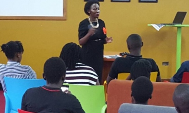 Ms. Deborah Naatujuna-RAN Engagement Manager speaks to participants in the Big Ideas Info Session, 11th October 2017, Innovation and Incubation Lab, CoCIS, Makerere University, Kampala Uganda