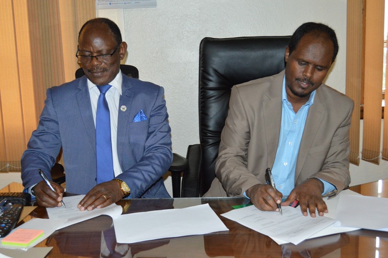 The Makerere University Vice Chancellor, Professor Barnabas Nawangwe signing an MoU with the President of Hargeisa University, Prof. Dr Muhamud Yousuf Muse.