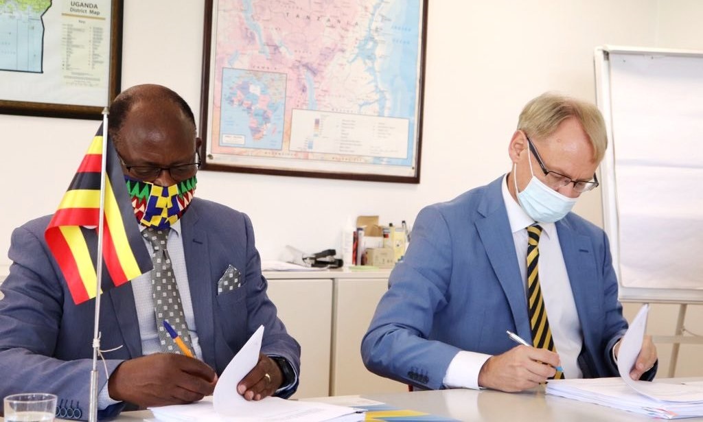 H.E. Per Lindgärde (Right) and Prof. Barnabas Nawangwe (Left) sign the Specific Agreement to extend support from the Swedish Government to Ugandan Public Universities for research on 14th May 2020, Kampala, Uganda.