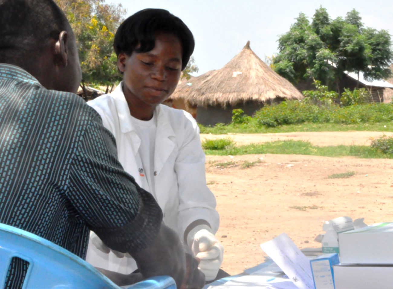 A health worker attends to a male client in the field. Photo credit: IDI Makerere University