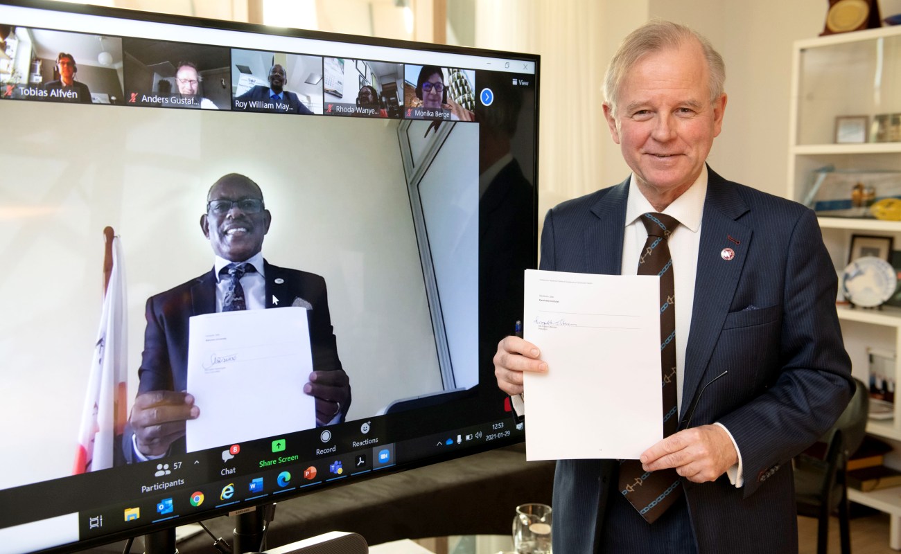 KI’s President, Ole Petter Ottersen, and the Vice Chancellor Prof. Barnabas Nawangwe signed an agreement to establish the Centre of Excellence for Sustainable Health on 29th January 2021. Photo: Ulf Sirbom, Bildmakarna