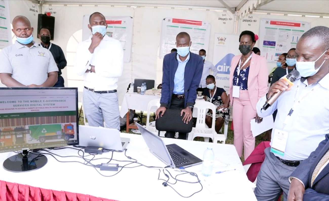 A researcher explains how the mobile e-governance service digital system works during the exhibition. Photo: The Observer.