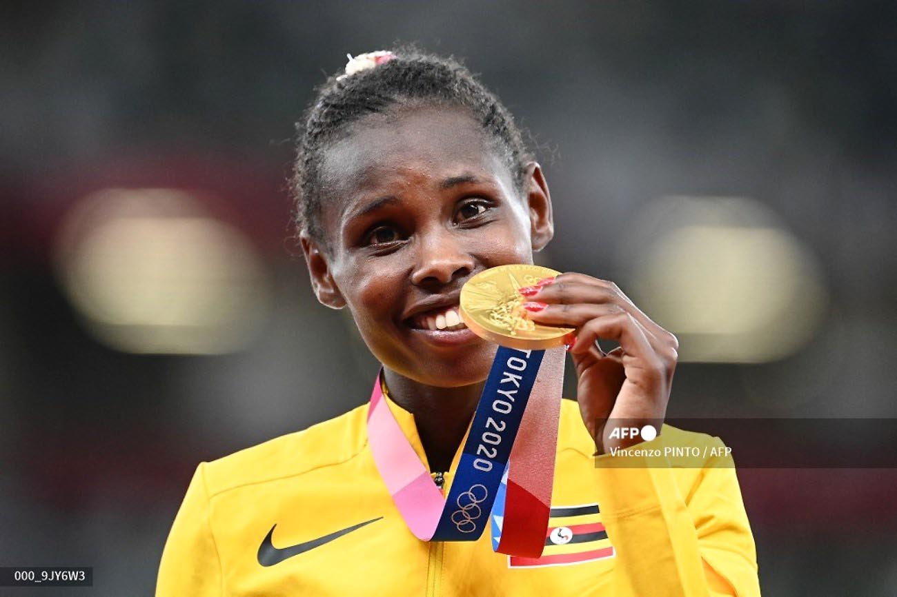 Peruth Chemutai shows off her Gold Medal after winning the Women's 3,000m Steeplechase at the Olympics in Tokyo, Japan on 4th August 2021. Photo: Vincenzo PINTO/AFP