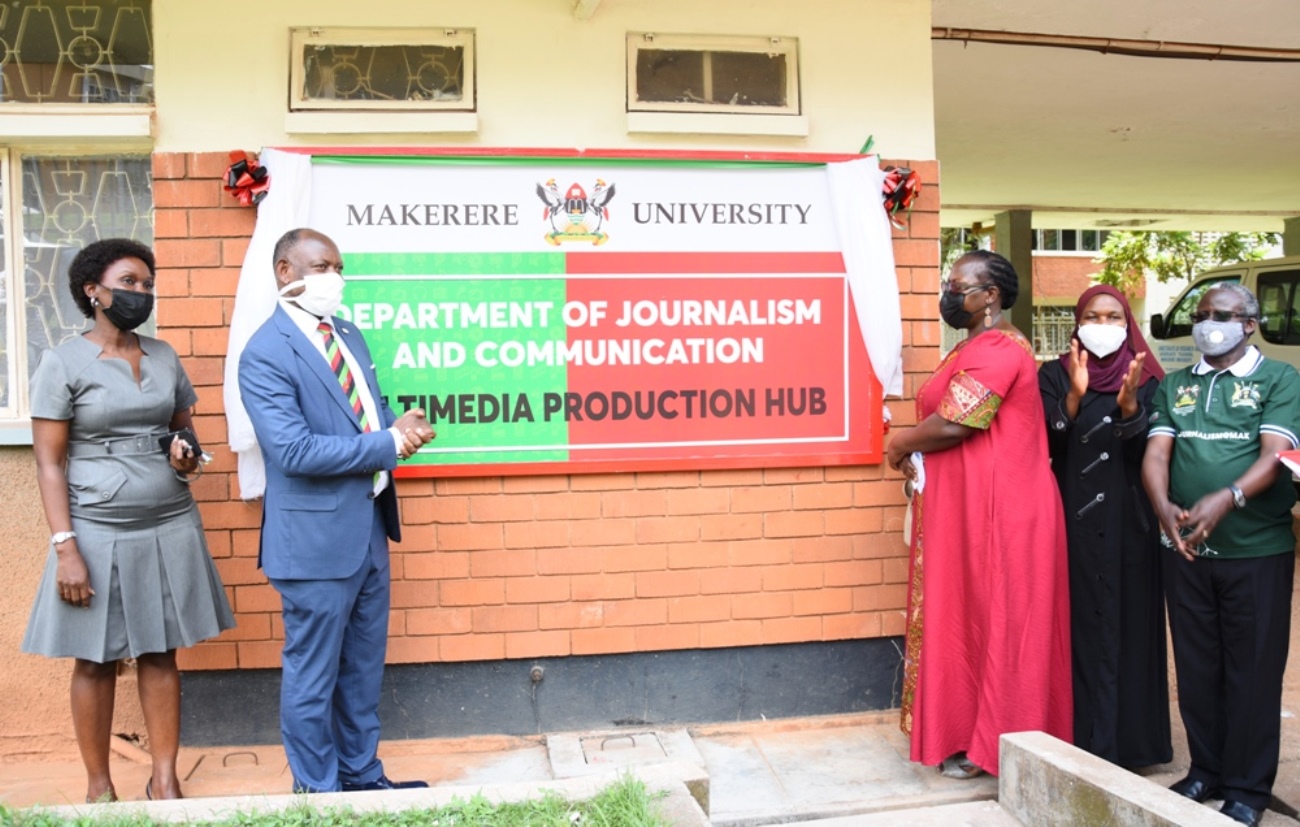 The Vice Chancellor-Prof. Barnabas Nawangwe (L) with L-R: Ag. DVCFA-Dr. Josephine Nabukenya, Principal CHUSS-Dr. Josephine Ahikire, HoD-Dr. Aisha Nakiwala Sembatya & PI-Dr. William Tayeebwa at the 7th September 2021 Launch, Lincoln Flats, Makerere University.