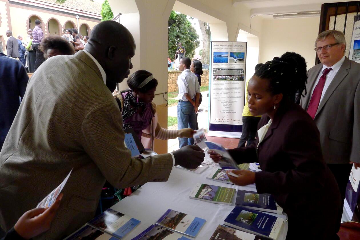 WATER WORLD: Archaeologist Tore Sætersdal (right) leads the Water ESSENCE Africa project, which was awarded NOK 18.5 million in the NORHED II call. The image shows him in 2013 at Makerere University, which is a partner in this and five other NORHED II projects with the University of Bergen. Photo: Sverre Ole Drønen, UiB