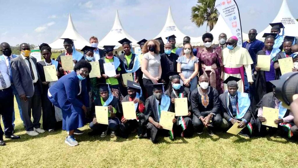 Officials and Graduates from Community Aquaculture Schools in Gulu and Arua Districts pose for a photo with the Minister after receiving their certificates.