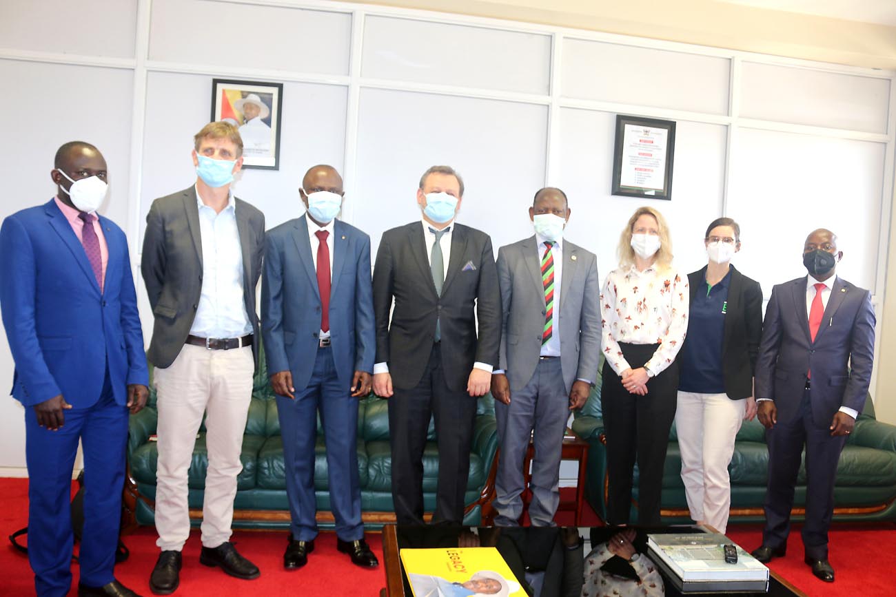 The Vice Chancellor, Prof. Barnabas Nawangwe (4th R), Director EfD Global Network Assoc. Prof. Gunnar Kohlin (4th L) and Principal CoBAMs-Prof. Eria Hisali (3rd L) with Swedish and Mak teams after the meeting in the Vice Chancellor’s Office in CTF1 on 22nd November 2021.