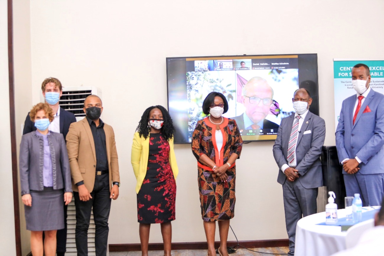 The Vice Chancellor, Prof. Barnabas Nawangwe (2nd R), President of Karolinska Institutet (KI), Prof. Ole Petter Ottersen (on screen) and Dean MakSPH, Prof. Rhoda Wanyenze (3rd R) with officials from KI- Dr. Nina Viberg and Dr. Daniel Hellden, Dr. Egbende Landry from the University of Kinshasa, DRC and Rage M. Shahiid from Benadir University, Somalia at the launch of the CESH workshop on SDGs, 28th October 2021, Golden Tulip Hotel, Kampala Uganda.