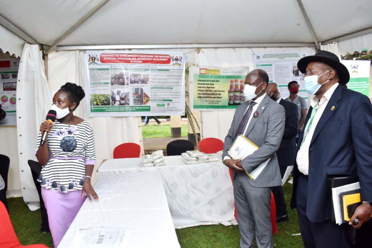The PS MAAIF, Maj. Gen. David Kasura-Kyomukama (R) and Vice Chancellor, Prof. Barnabas Nawangwe (2nd R) listen to one of the exhibitors during the Mak-RIF CAES Open Day on 14th December 2021, Makerere University.