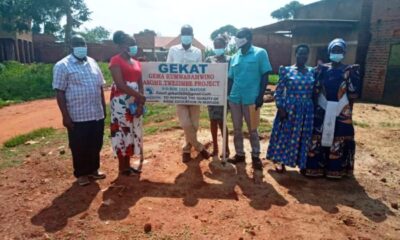 Members of the ‘GEma Kumuino Asome Twezimbe' (GEKAT) Project with evaluators in Mayuge District. Photo credit: RAN
