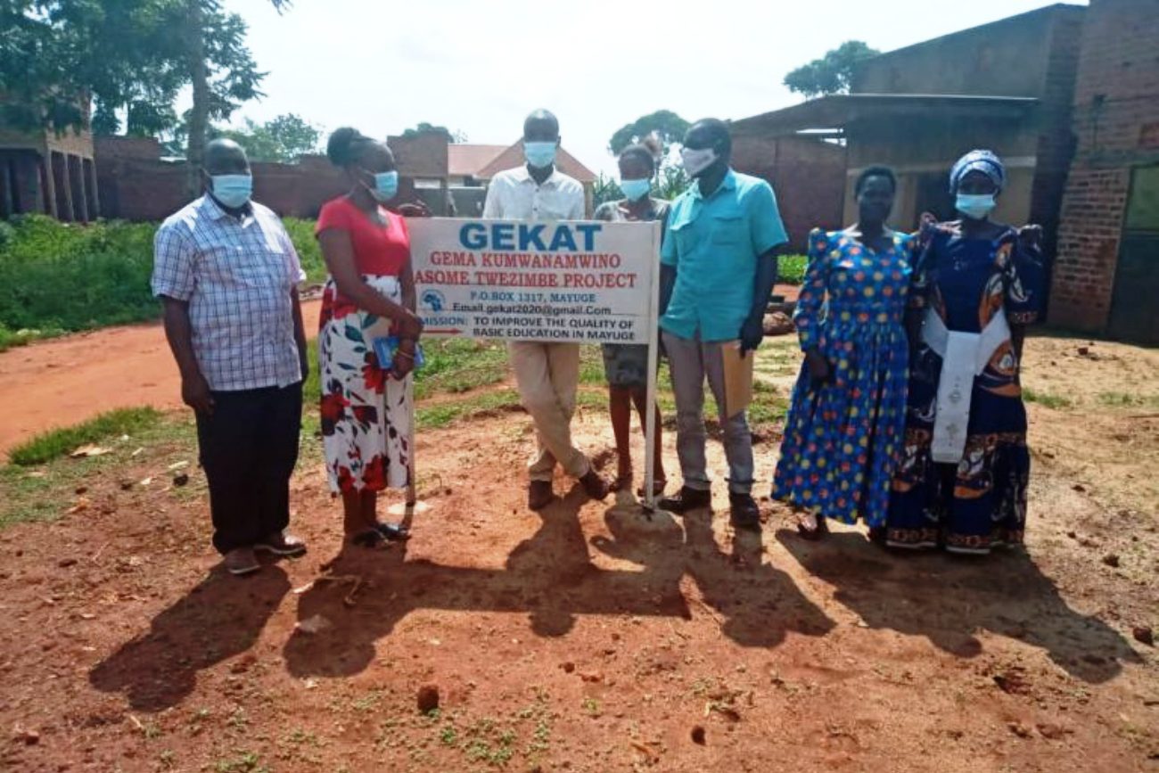 Members of the ‘GEma Kumuino Asome Twezimbe' (GEKAT) Project with evaluators in Mayuge District. Photo credit: RAN