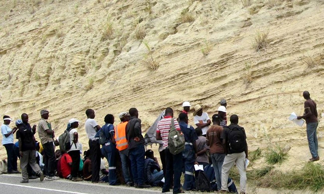 Undergraduate students attend a field petroleum geology class in the Albertine Graben, Great Rift Valley, Western Uganda. Photo credit: Makerere University AAPG/SEG Student Chapters.