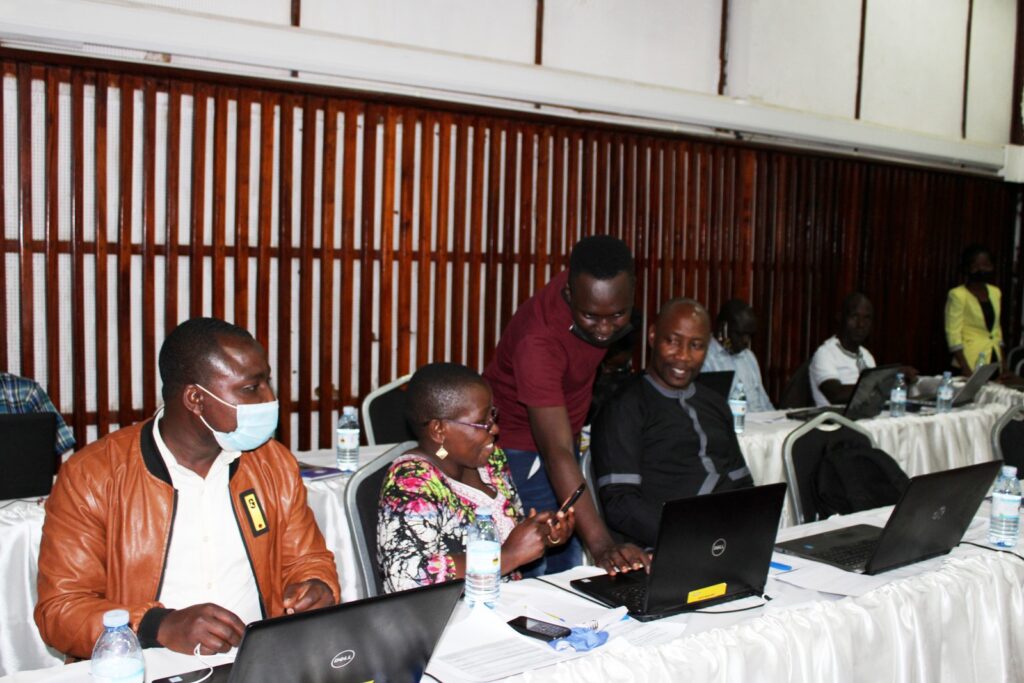 Participants interact during the training. 