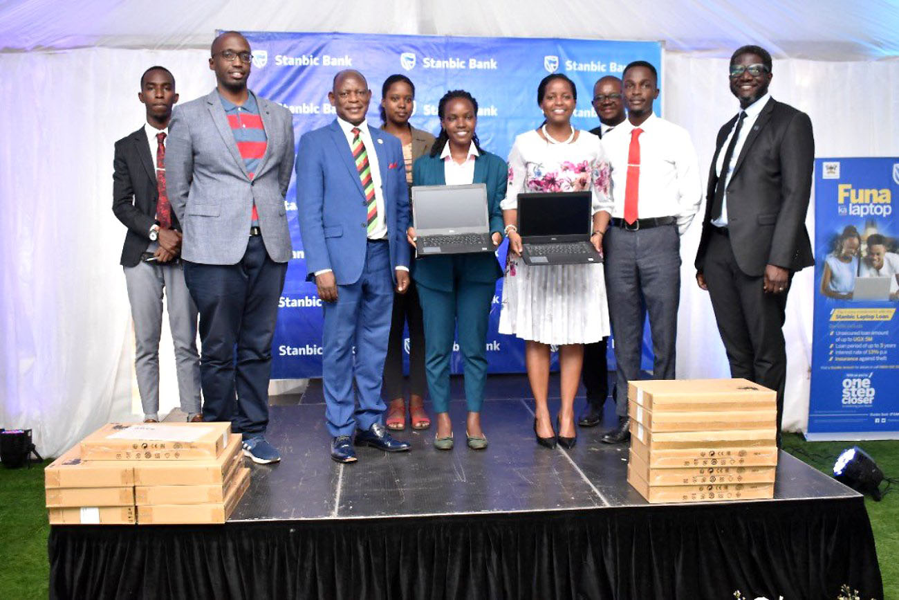 Vice Chancellor-Prof. Barnabas Nawangwe (3rd L), Guild President-H.E. Shamim Nambassa (C), Stanbic Bank Uganda Chief Executive-Ms Anne Juuko (4th R), Sam Mwogeza-Stanbic (R), Simon Nkuyahaga-HGZ Technologies (2nd L), Rt. Hon. Gatuya Mucyo (L) and other officials after the launch of the Laptop Loan Scheme on 10th Mar 2022.