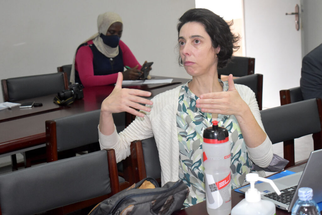 Dr. Catarina Ginja shares her views during the meeting.