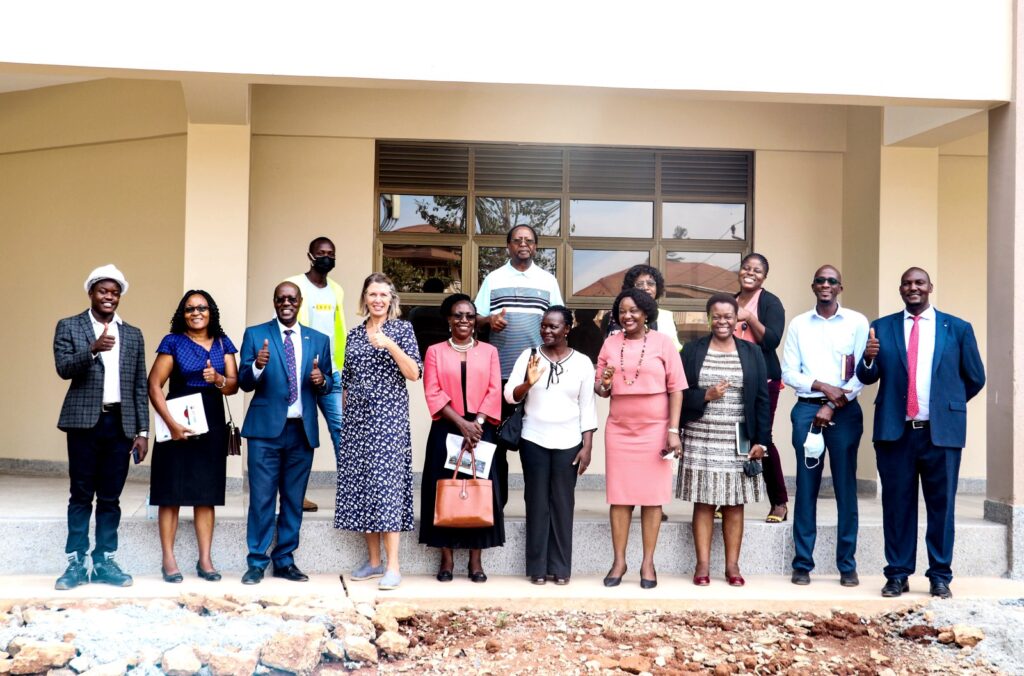 Staff from the Estates and Works Department, MakSPH and the contractor join the Ambassador to give a thumbs-up to the construction works. 