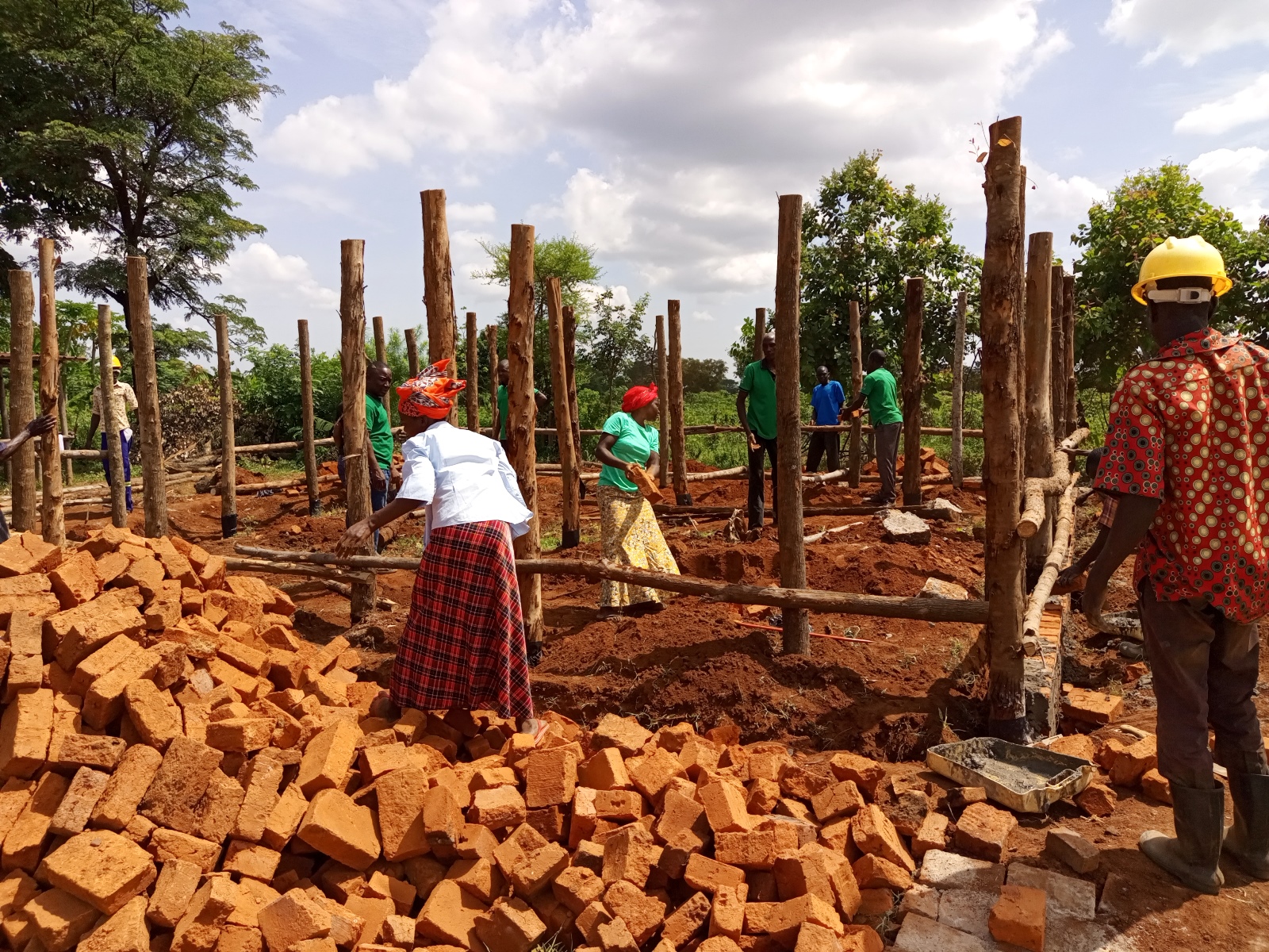 Community members participate in the construction of the dairy facility at the site in Kaberekeke, Butebo district where demonstrations on cattle feeding, health, and hay making will be carried out. Photo taken on 19th May 2022