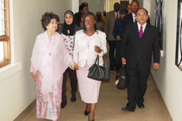 The Deputy Vice Chancellor (Academic Affairs), Professor  Lillian Tibatemwa-Ekirikubinza (middle) leads the Malaysian delegation to the Council Room right is Mama Siti Hasmah, the wife to His Excellency Tun Dr. Mahathir Mohamad.