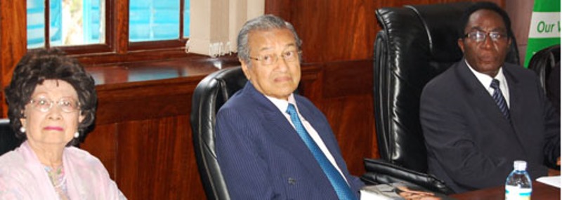 [L-R] Mama Siti Hasmah, H.E. Tun Dr. Mahathir Mohamad and Professor John Ddumba-Ssentamu in the Council Room, Main Building on 30th September 2012.