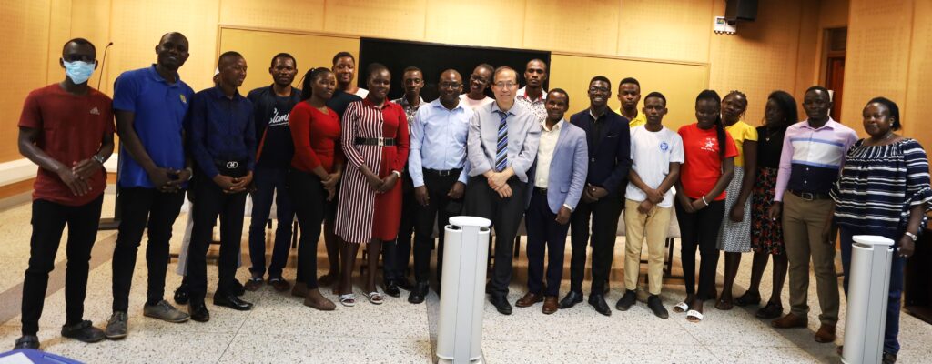 CHUSS staff and students pose for a group photo with Prof. Wing-Kai after the meeting.
