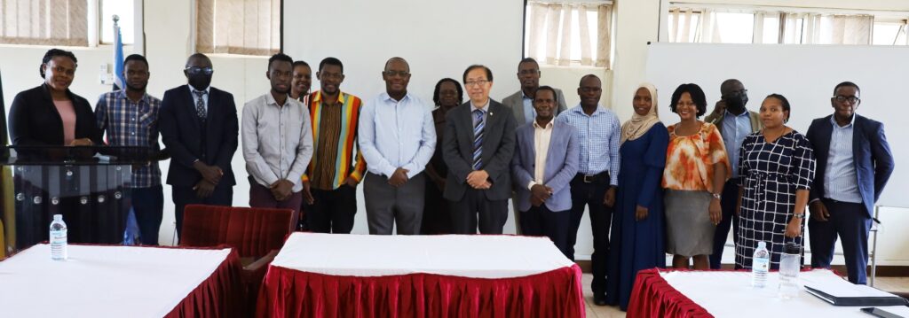 CoCIS staff and students pose for agroup photo with Prof. Wing-Kai after the meeting.