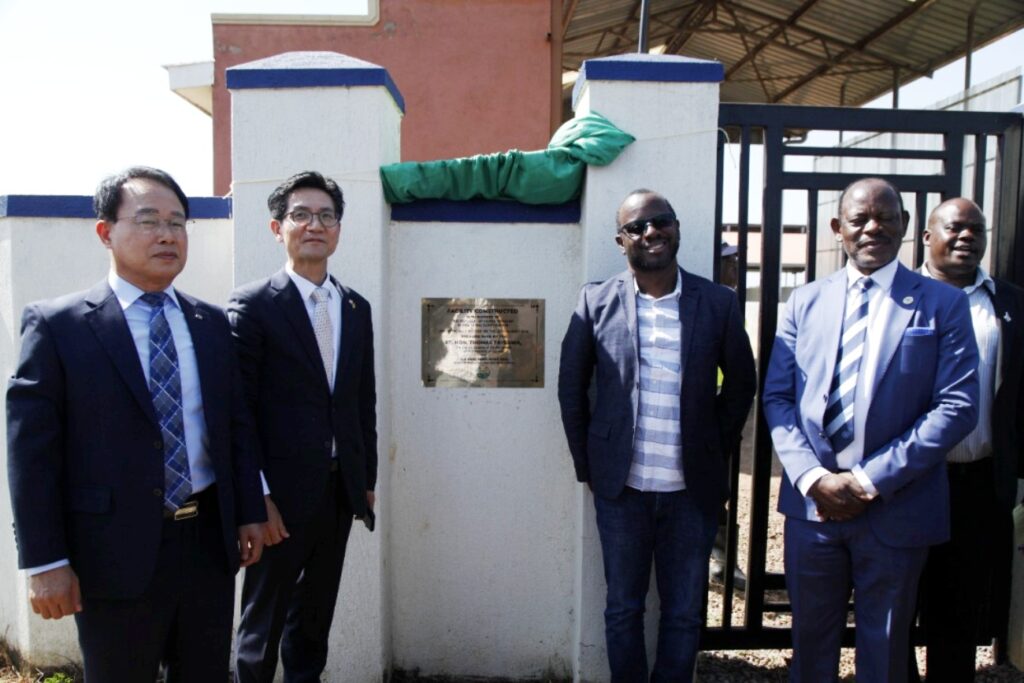 Counsel Innocent Kihika (2nd R), H.E. PARK Sung-Soo (2nd L), Prof. Barnabas Nawangwe (R) and Hon. KIM Byung-Soo after unveiling the foundation stone of the Dairy Demonstration Farm Facility. 