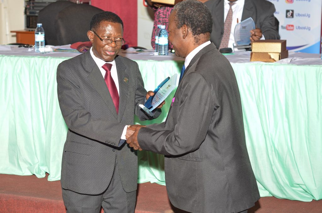 Dr. Chris Ndatira Mukiza  receives his award.