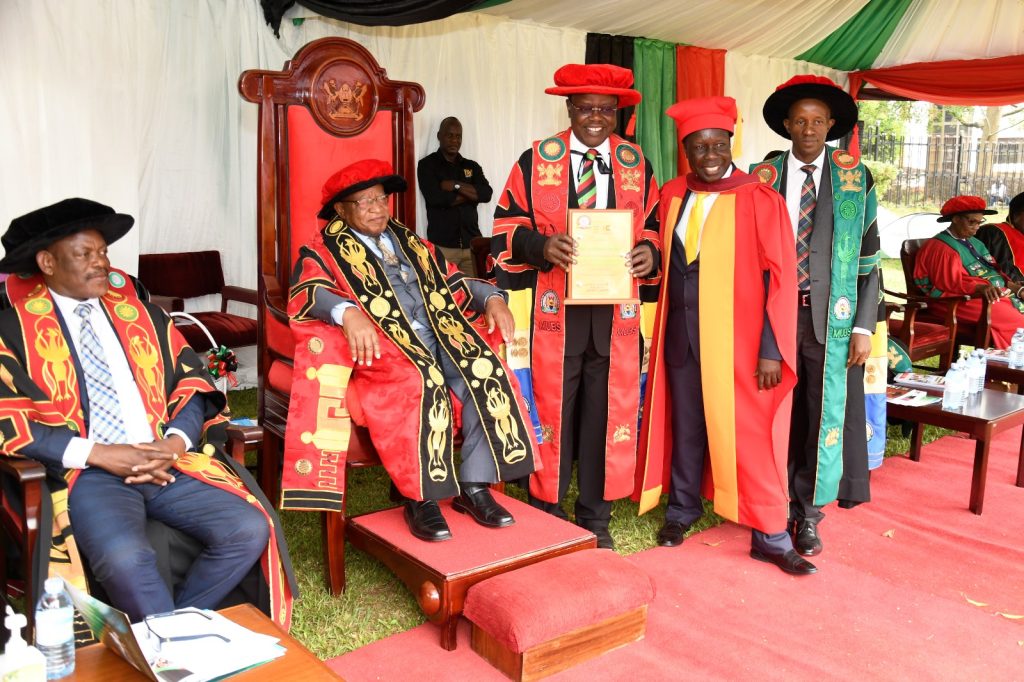 Prof. Waswa Balunywa (C) shows off his Convocation Award shortly after receiving it from the Chancellor-Prof. Ezra Suruma (2nd L) as L-R: Prof. Barnabas Nawangwe, Dr. Tanga Odoi and Prof. Moses Muhwezi witness.