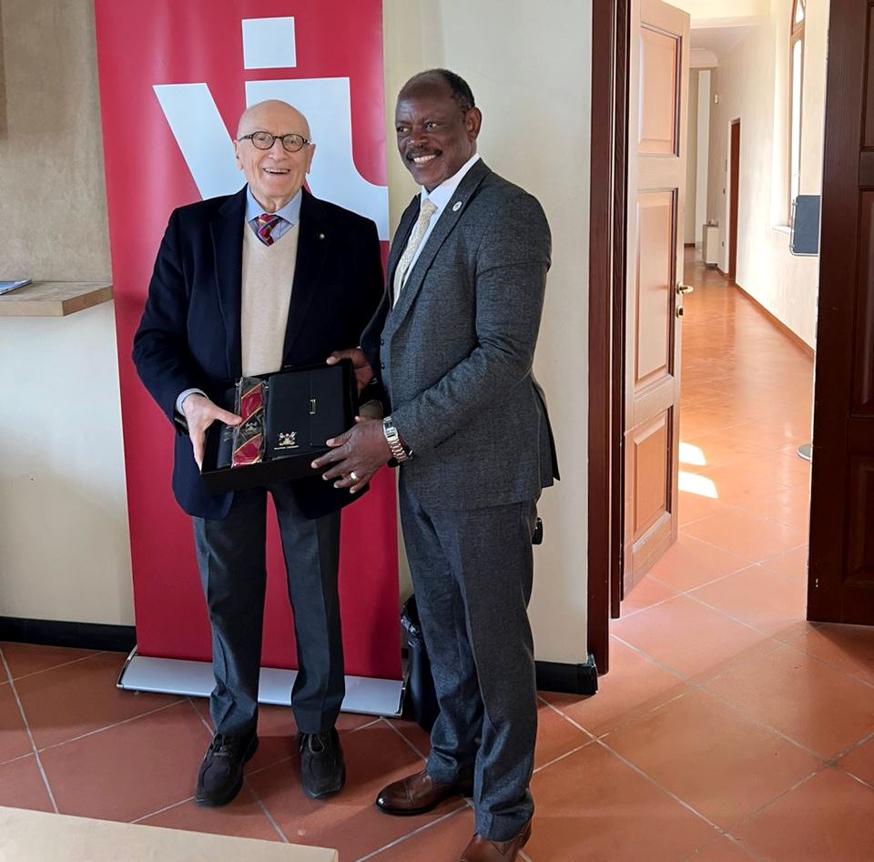 Prof. Barnabas Nawangwe (Right) presents a Mak Souvenir to VIU President Umberto Vattani (Left).