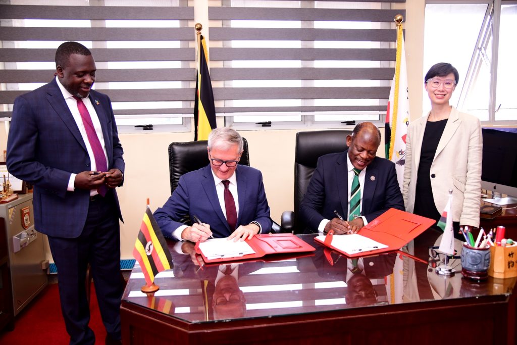 Prof. Barnabas Nawangwe (2nd Right) and Dr. Alan Shepard (2nd Left) sign the MoU as Mr. Yusuf Kiranda (Left) and Dr. Lily Cho (Right) witness. 21st March 2023, Frank Kalimuzo Central Teaching Facility, Makerere University, Kampala Uganda, East Africa.