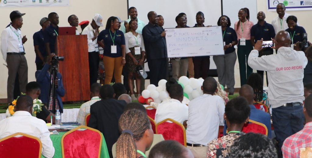 Hon. Fred Kyakulaga Bwino, Minister of State for Agriculture awards the INNOVETS a cheque worth USD 500 upon emerging the winners after pitching for their product MAKBEE during the inter-university clubs’ product pitching competitions. The Roots Africa University Clubs’ exhibition and mentorship engagement and launch of the Wakiso District Human Rights Report for the year 2023 hosted by The INNOVETS, 11th May 2024, College of Veterinary Medicine, Animal Resources, and Biosecurity (CoVAB), Makerere University, Kampala Uganda, East Africa.