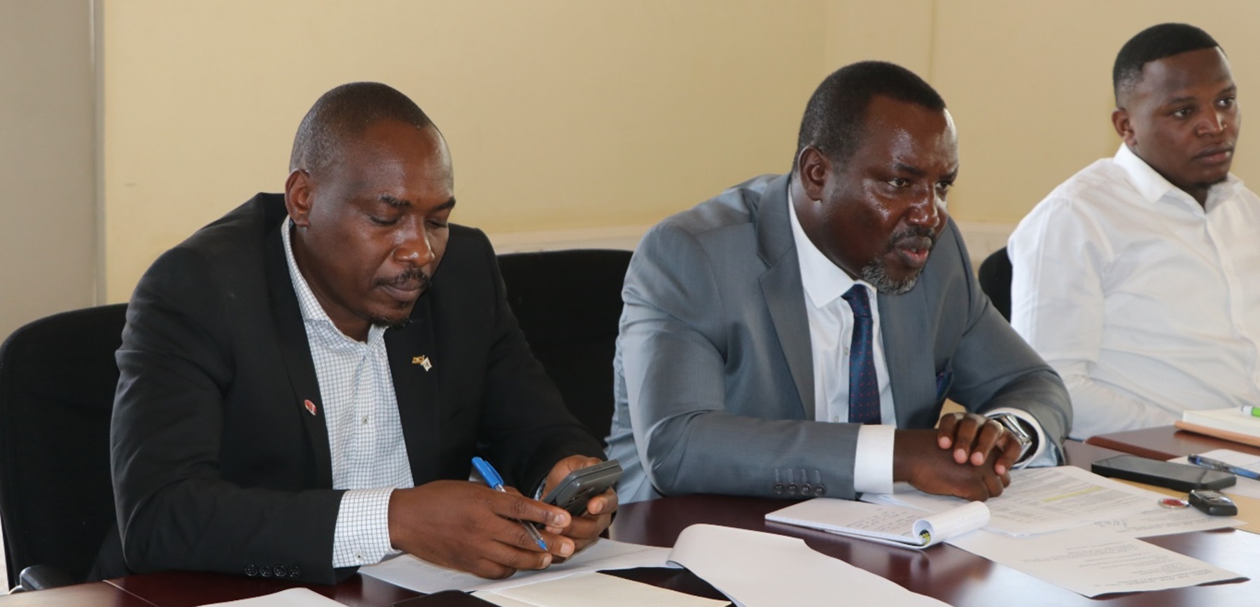 Mr. Bruce Kabaasa (Centre) addressed the meeting at CoVAB. Makerere University Finance Planning, Administration, and Investment Committee (FPAIC) of Council led by Mr. Bruce Kabaasa inspection visit to the College of Veterinary Medicine, Animal Resources, and Biosecurity (CoVAB), Makerere University, Kampala Uganda, East Africa.