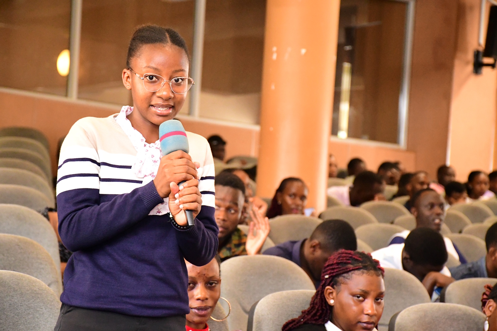 An Economics student participating in the career talk. Bank of Uganda in partnership with College of Business and Management Sciences (CoBAMS) career talk targeting students studying economics. Theme: ‘Beyond the Books-Positioning Economics Students for National and Global Relevance,’ Commits to Annual Monetary policy engagements, 14th April 2025, Yusuf Lule Central Teaching Facility Auditorium, Makerere University, Kampala Uganda, East Africa.