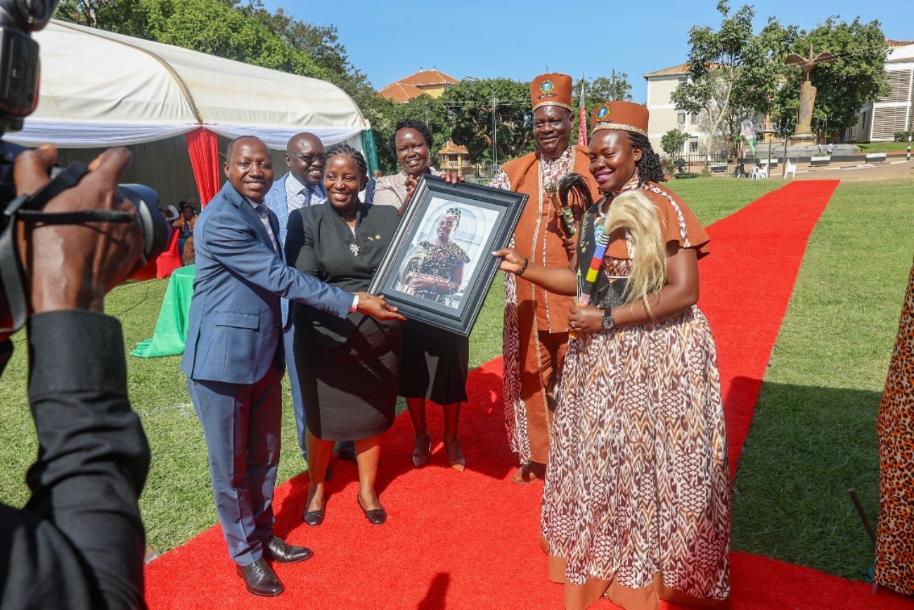 Prof. Helen Nambalirwa Nkabala handing over a gift to the Queen of Teso as the Emorimor and other officials witness. Science of Designing, Adaptation, and Implementation of Evidence-Based Parenting Interventions 12-week course, Child Health and Development Centre (CHDC), College of Health Sciences (CHS) graduation presided over by The Iteso Cultural Leader, His Highness Emorimor Papa Paul Sande Emolot, 11th June 2025, Freedom Square, Makerere University, Kampala Uganda, East Africa.