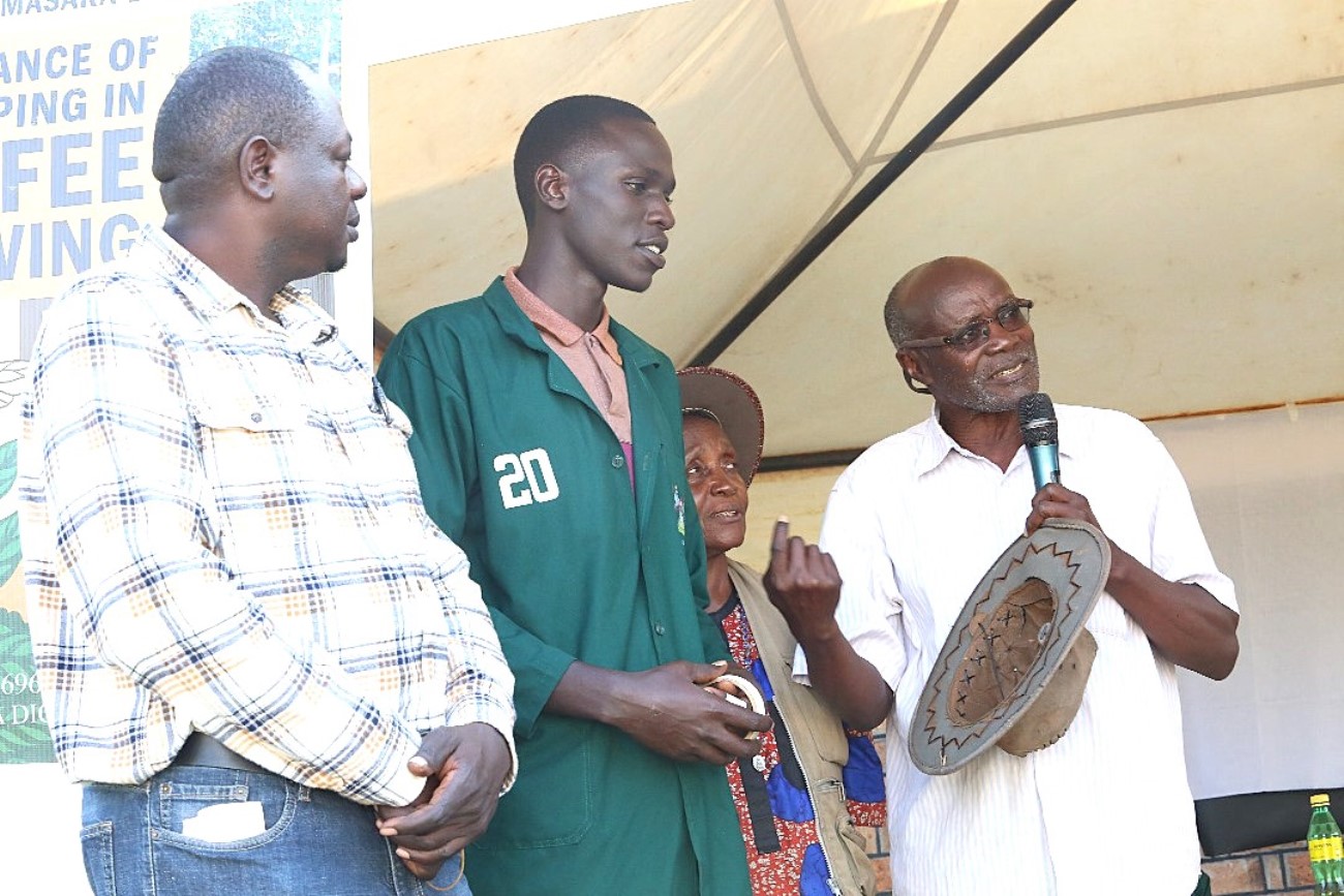 Mr. Tonda, proprietor of Mbulamu Integrated Farm, appreciating intern Amanya Jordan for inventing a solution that eliminated ticks from their animals. College of Agricultural and Environmental Sciences (CAES) at Makerere University, Kampala Uganda, East Africa revitalization of internship programme for 51 students at Mbulamu Integrated Farm, Mpigi District and Green Valley Farm, Masaka District. Coordinators: Dr. Emmanuel Opolot, Dr. Gabriel Karubanga.