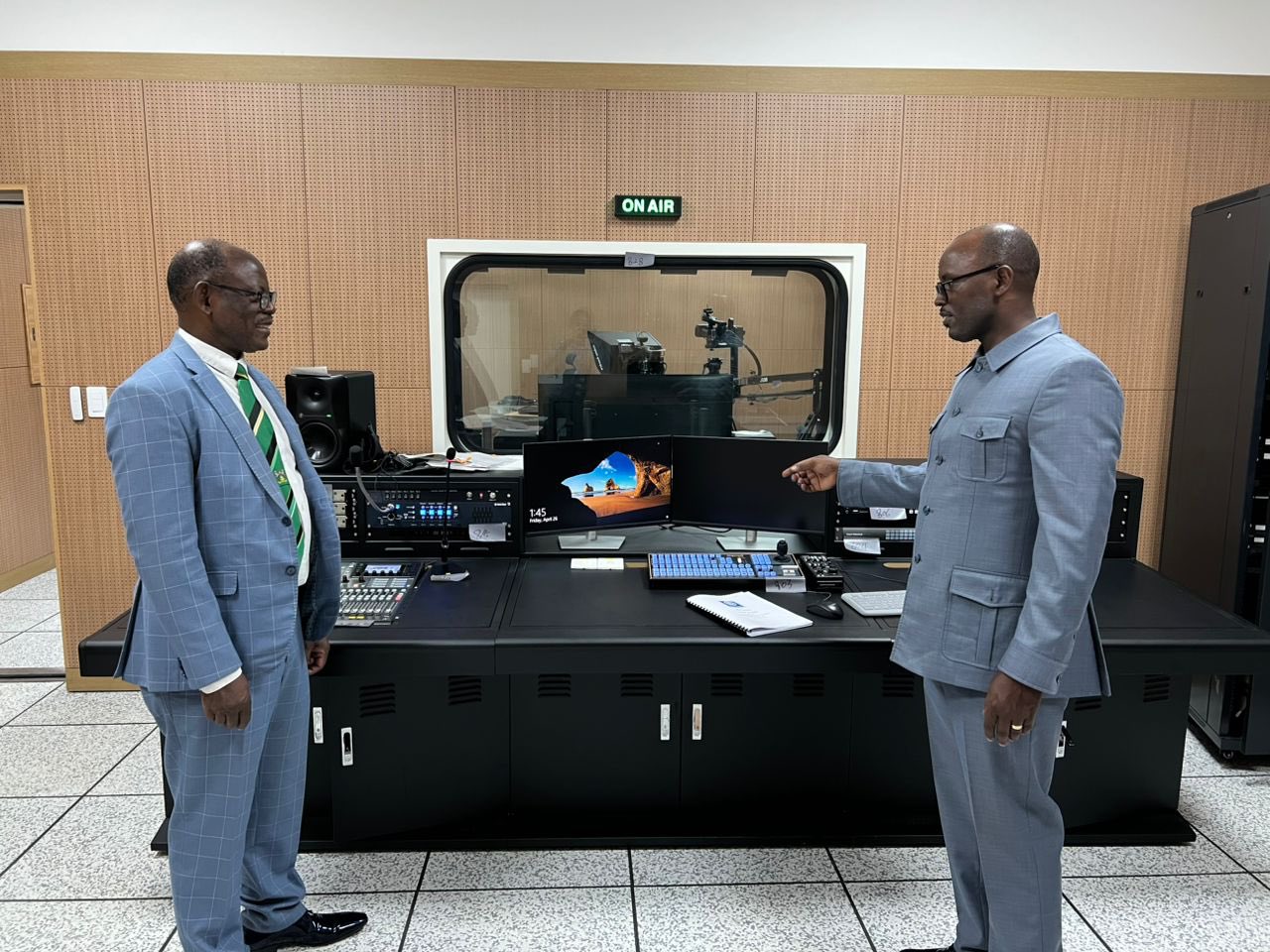 The Vice Chancellor, Prof. Barnabas Nawangwe (L) with Vice Chancellor, Prof. Didas Kayihura (R) at the University of Rwanda Kigali.