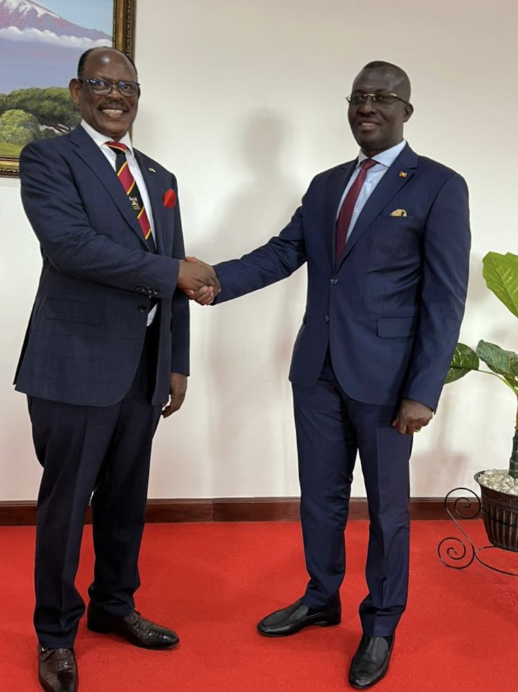 The Vice Chancellor, Prof. Barnabas Nawangwe (Left) shakes hands with Hon. John Mulimba