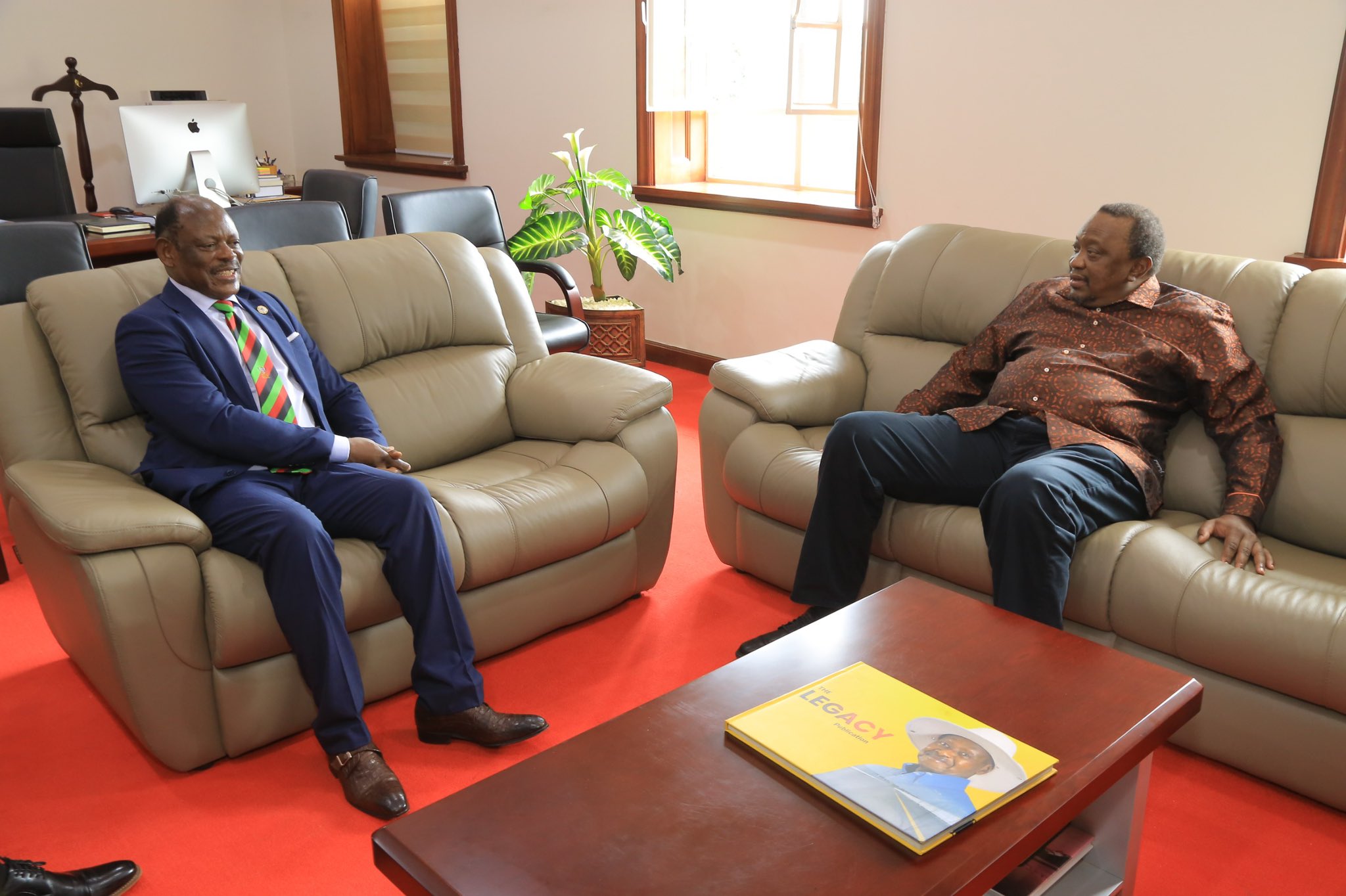 Vice Chancellor, Prof. Barnabas Nawangwe (L) and the former Kenyan President, Mr. Uhuru Kenyatta (R) having a discussion during their meeting at Makerere University.