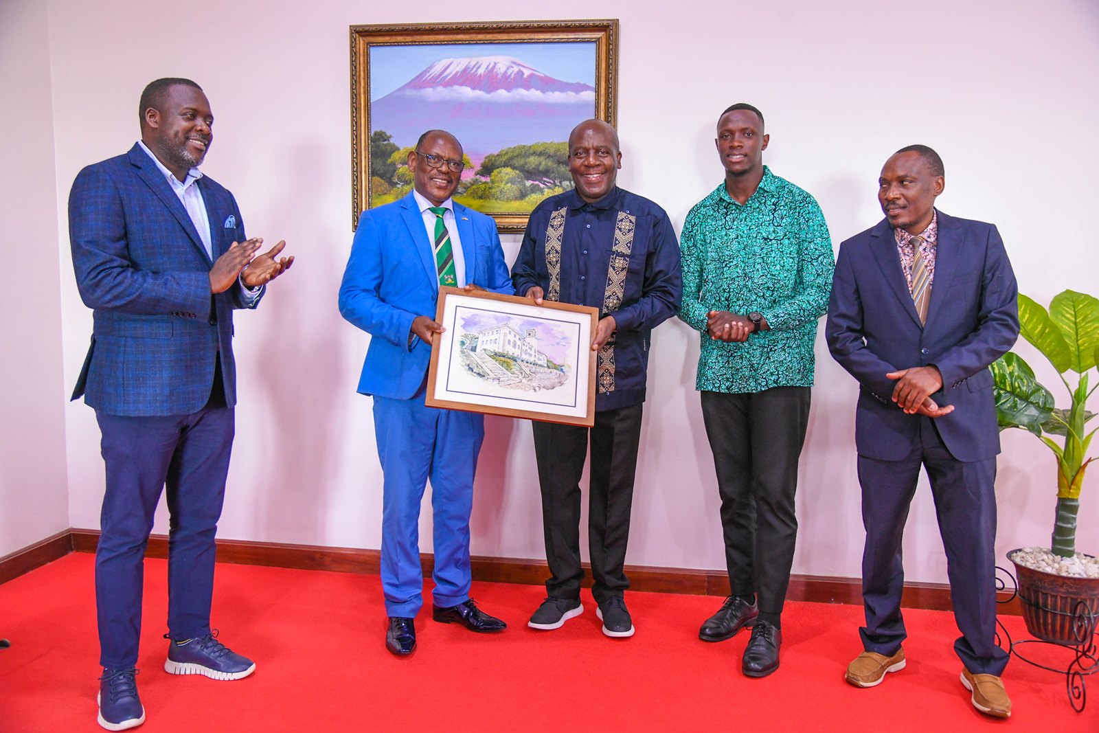 Prof. Barnabas Nawangwe (2nd L) presents a framed portrait of the Main Building to Mr. Charles Mudiwa (C) as L-R: University Secretary-Mr. Yusuf Kiranda, 91st Guild President-H.E. Ssentamu Churchill James and Acting Deputy Vice Chancellor (Finance and Administration)-Prof. Winston Tumps Ireeta witness. Makerere University and DFCU Bank Limited sign a three-year Memorandum of Understanding (MoU) designed to enhance academic excellence, advance research and innovation capabilities, and provide crucial student support services through key activities; Annual Tumusiime Muteile Lecture, MakRun and Student activities, 4th July 2025, Council Room, Main Building, Makerere University, Kampala Uganda, East Africa.