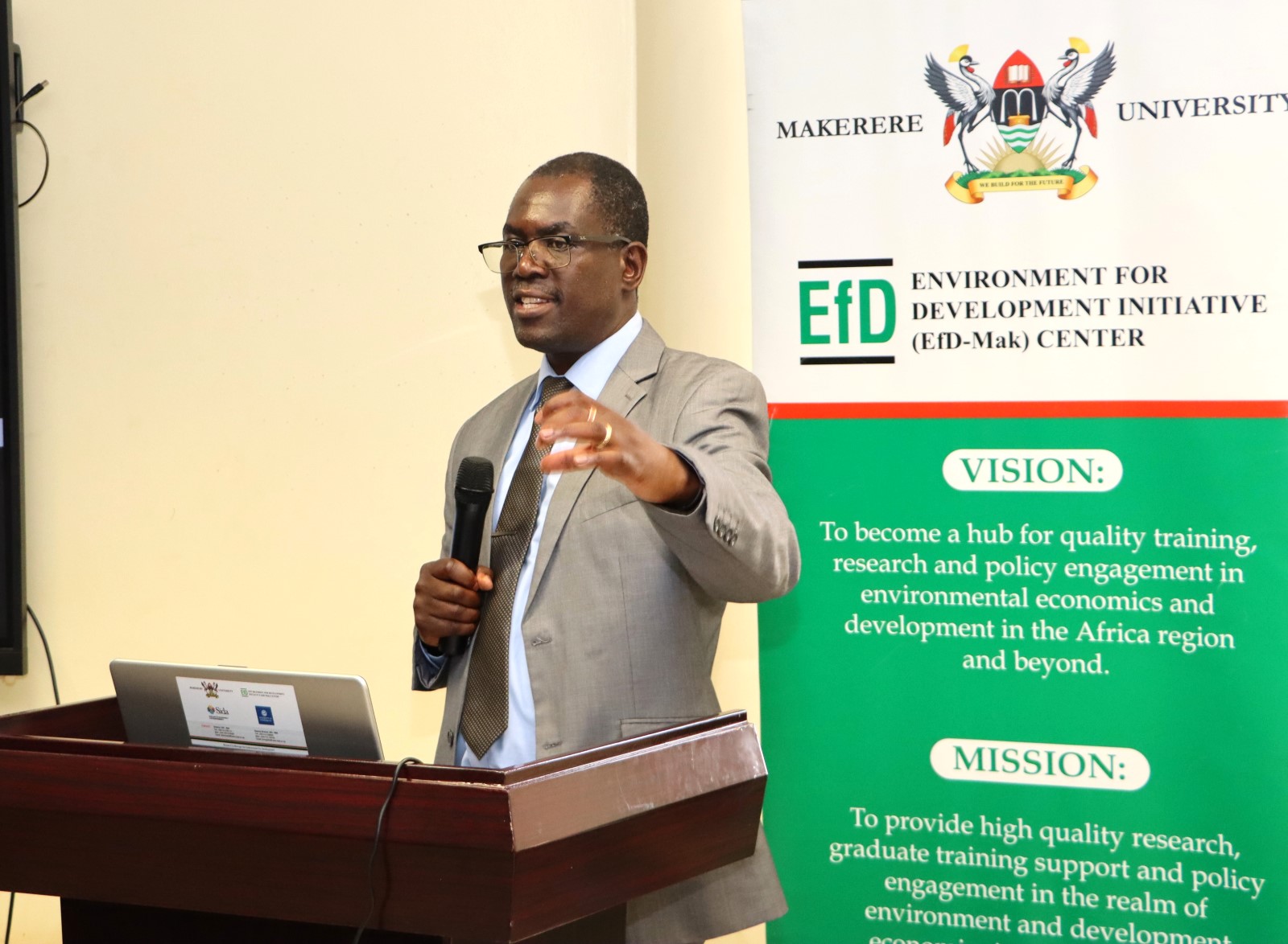 Prof. Edwin Mchapondwa facilitating the workshop at Makerere University. Two-day high-level training for 40 Ugandan government officials on biodiversity conservation, community-based natural resource management, and economic valuation of national parks Organized by EfD Uganda, 20th-21st August 2025, Makerere University, Kampala Uganda, East Africa.