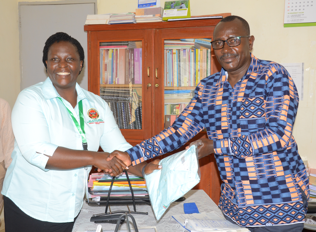 Dr Tugume appreciating the Chief Administrative Officer-Namutumba, Mr. Ofwono Emmanuel for hosting the Dissemination Workshop at the District Offices. Researchers led by Dr Patience Tugume, Department of Plant Sciences, Microbiology, and Biotechnology, College of Natural Sciences (CoNAS) documented 174 medicinal plant species under project “Knowledge, Attitudes, and Conservation of Commonly Traded Medicinal Plants in a Climate-Changing Environment in Eastern Uganda,” funded by Government of Uganda through the Makerere University Research and Innovations Fund (MakRIF), research dissemination workshop, 23rd July 2025, Namutumba District, Uganda East Africa.