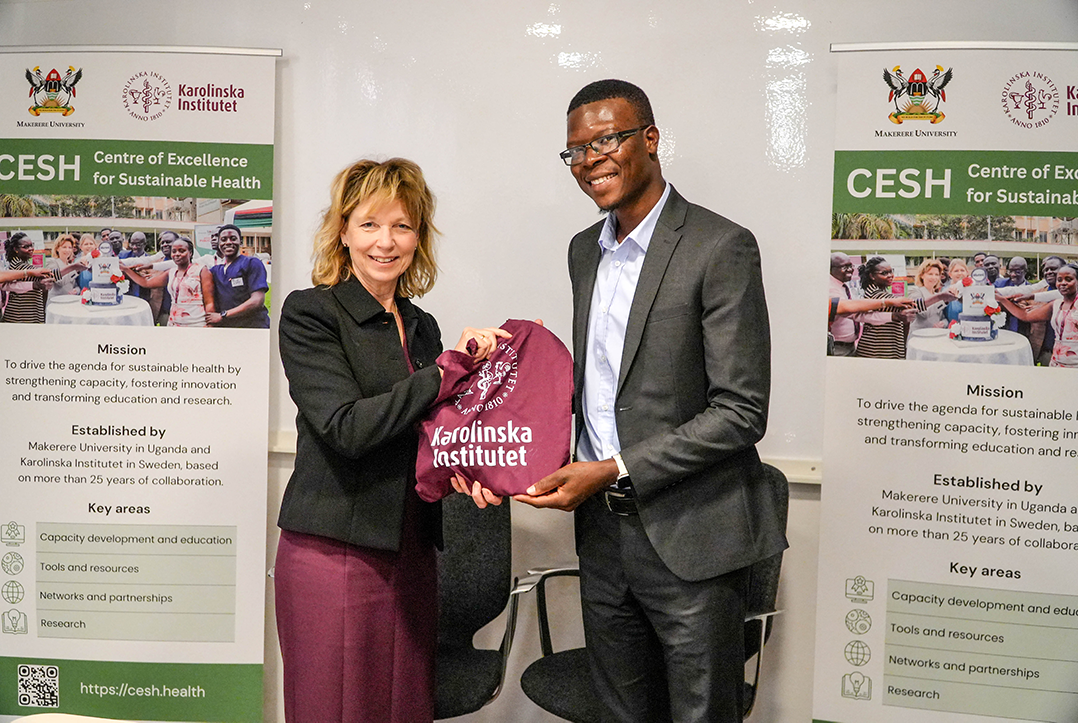 Dr. Rawlance Ndejjo, a Lecturer and Lecturer at Makerere University, receives a souvenir from Prof. Annika Östman Wernerson, president of Karolinska Institutet. Photo by Kseniya Hartvigsson. Makerere University and Karolinska Institutet (KI-Mak) marked 25 years of collaboration on Oct. 15, 2025, with a hybrid forum on research equity, highlighting lessons for universities striving toward fair and sustainable global partnerships. The event, part of the Global Conversations on Sustainable Health, explored the theme, “Exploring Power Dynamics & Equity in Partnerships.”